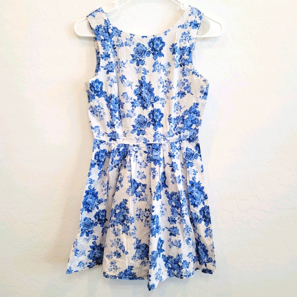 💕 Say What? White & Blue Floral Dress Size Small